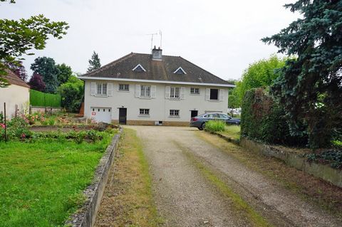 Paray le Monial, proche Moulin Liron, Rue piètonne à 5 minutes à pied, maison mitoyenne sur un côté offrant environ 78 m2 comprenant : - Au rez-de-chaussée surélevé : entrée avec rangement, cuisine aménagée ouvrant sur un agréable balcon, séjour avec...