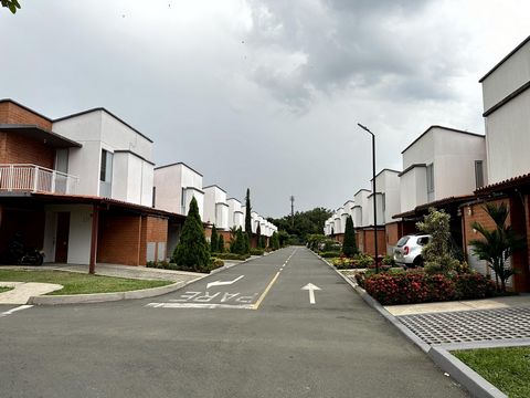 Zu verkaufen Haus in Eigentumswohnung in Jamundí Valle, vor Tecnoquimicas, 10 km von Cali entfernt. 2-stöckiges Haus beleuchtet und belüftet, erster Stock: 2 überdachte Parkplätze, Garten, Küche, Terrasse, Sozialbad, Wohnzimmer, Esszimmer, Terrasse m...