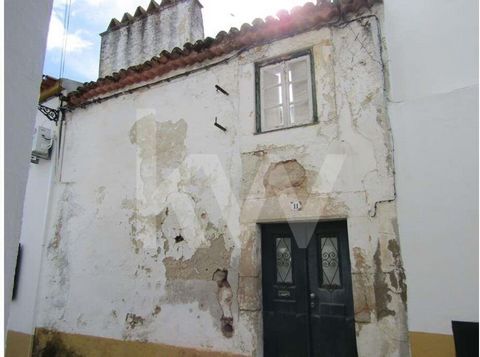 Moradia situada no centro de Crato junto à antiga prisão,  agora biblioteca do Crato, para reconstruir.Composta por 2 pisos com uma área total bruta de 180m2.Com estacionamento a 1 minuto.Possibilidade de reconstruir ao seu gosto, Perto de todos os s...