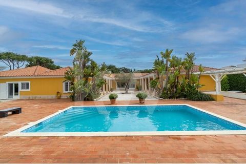 5-Bedroom Villa in the Heart of the Golden Triangle Located in the prestigious Parque Atlântico, this magnificent residence is a true gem situated right next to the highlight of Quinta do Lago, the Ria Formosa Natural Park, idyllic place for outdoor ...