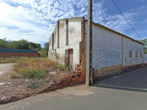 Warehouse with about 170m2, on a plot of 689m2. This space can be used as a warehouse and take advantage of the existing construction, or it can be transformed into lots for housing construction, as it is in the urban perimeter of the village of Vian...