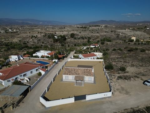 Dit is een vrijstaande villa, op een groot stuk grond, omgeven door uitzicht op het platteland en de bergen. Ideaal gelegen is het iets meer dan 2 km rijden naar het traditionele Spaanse stadje Albox, waar u al uw benodigdheden kunt verkrijgen. De to...