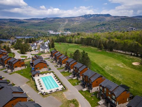 PINACLE Tremblant - Fase 2 nieuwe modellen beschikbaar. Twee-onder-een-kapwoningen en eengezinswoningen die grenzen aan de golfbaan Le Géant en het multifunctionele parcours van Tremblant. Op loopafstand van Lake Tremblant en resort. Garage, groot ba...