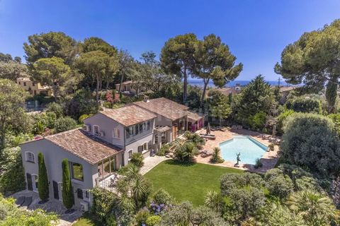 Conveniently situated just 15 minutes away from the beaches of La Croisette, this impeccably renovated property spans 430m² and is located in a tranquil and sought-after neighborhood in Mougins. Nestled in a prestigious area, it boasts high-end conte...