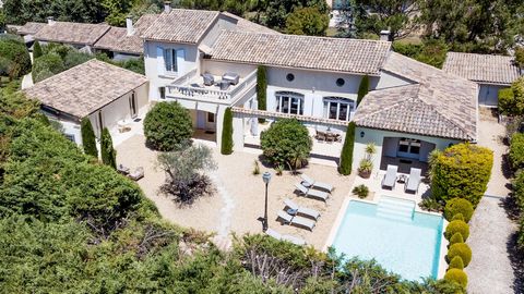 Privately set, close to the centre of St Rémy de Provence and yet in absolute peace and quiet, this superb property, spanning 395 m2, is divided into several separate dwellings. Built in the Provencal style using the finest materials the accommodatio...