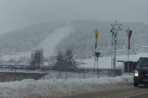 Este piso rural está situado al borde del bosque, cerca de la ciudad alemana de Willingen. El piso tiene 3 dormitorios y es ideal para una familia numerosa. Puede disfrutar del sol en la terraza privada y aparcar su coche en el garaje. Este piso es l...