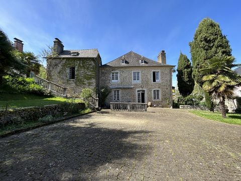 LIBRE IMMO presents: Located in the center of the village of Arbus, 12 kms from Pau. Character bastide of the 18th century of more than 200 m2, also with a barn of 230m2 on two levels and an adjoining studio of 40 m2. Built on a plot of 1164 m2, the ...