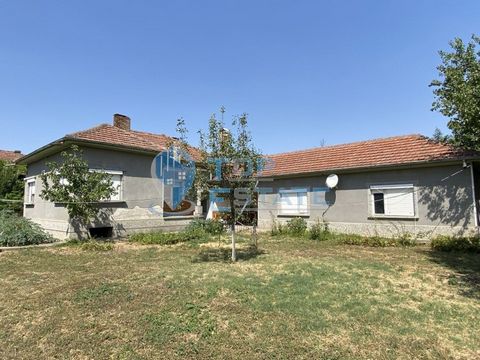 VIDEO! Top Estate Real Estate vi offre una casa in mattoni massicci con garage e annessi nel villaggio di Asenovtsi, nella regione di Pleven, situato a 6 km dalla città di Pleven. Levski. L'immobile offerto si sviluppa su un unico piano ed è composto...