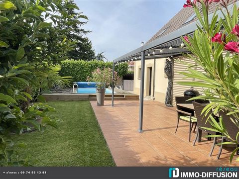 Mandate N°FRP163138 : House approximately 140 m2 including 6 room(s) - 4 bed-rooms - Site : 500 m2. Built in 2001 - Equipement annex : Garden, Terrace, Garage, parking, double vitrage, piscine, Fireplace, combles, and Reversible air conditioning - ch...