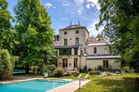 Located in Saumur, in the Saint-Hilaire-Saint-Florent area, this vast estate, close to all amenities, totals approximately 460 sqm on a vast plot of land of more than 8,000 sqm. The singularity of this exceptional place is based on preserved authenti...