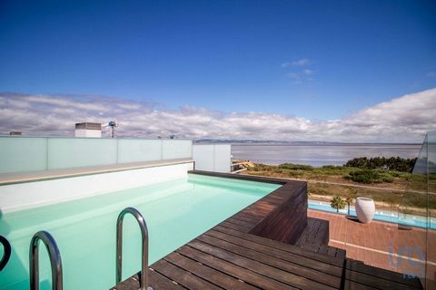 Penthouse Duplex T3 com Rooftop com Piscina privada no prestigiado condomínio Tagus Bay, em Alcochete, com vista frontal para o Rio Tejo Área Bruta Privativa 163.85m2 |Terraço 44.5m2 | Rooftop 131,2m2| 3 Quartos (1 suite) | 2 casas de banho completas...