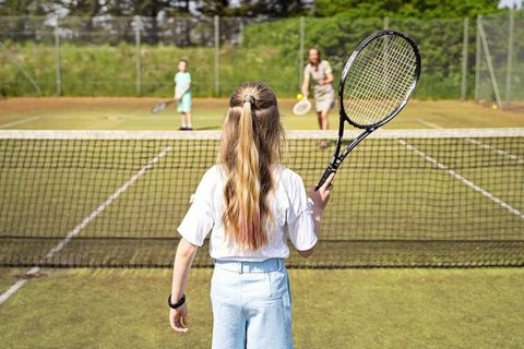 Wohnen Sie in naturschöner Umgebung mit direktem Zugang zu einer Vielzahl Aktivitäten: Unter anderem Schwimmbad, Minigolf, Tennis und Motocross. Sehen Sie das Video auf YouTube. Danland Ferienwohnungen in Vigsø Der Vigsø Ferienpark liegt inmitten sch...