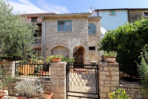 Location: Istarska županija, Poreč, Poreč. Istrian stone house near Poreč Only 4 km from the town of Poreč, this autochthonous stone house in a row is for sale. The house is located in a quiet neighborhood only five minutes' drive from the center of ...