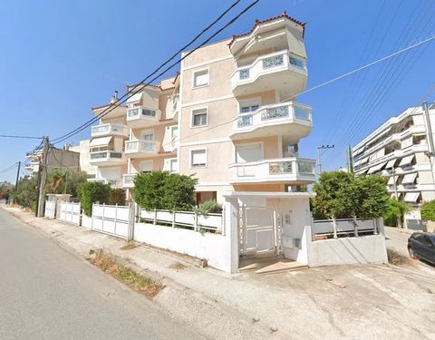 Gebäude von 450m² zum Verkauf in Glyfada. Erdgeschoss 60qm und 3 Lagerhallen. Erhöhtes Erdgeschoss 60qm für Büro oder Wohnung und Studio 20qm. Wohnung im 1. Stock 90qm. Wohnung im 2. Stock 90qm. Wohnung im 3. Stock 90qm. 10 m² großes Zimmer im 4. Sto...