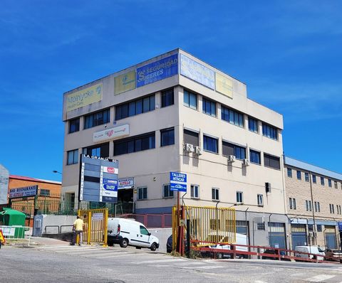 Geweldig kantoor te koop in het beste deel van het industriële en zakelijke gebied van Alcobendas, in het noorden van Madrid, een ideaal gebied voor de oprichting van grote en kleine bedrijven. Strategisch gelegen naast de rotonde van de Calle La Gra...