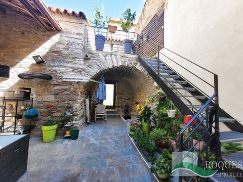 In Faugères, beautiful house of character, of about 200 m2 of living space, completely renovated with taste. The house has 3 large bedrooms, it consists of two buildings, raised by 2 floors with a courtyard of the type 'PATIO'. It includes: Ground fl...