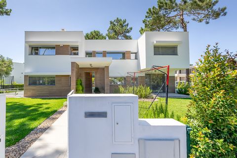 Lussuosa villa a Herdade da Aroeira Vieni a scoprire una residenza dall'architettura moderna e funzionale, caratterizzata da linee rette e da un'ottima esposizione al sole. Costruita con una struttura in cemento armato antisismico, questa casa offre ...