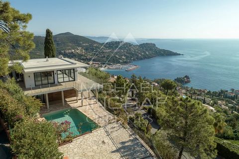 Am Ortsausgang von Théoule in einer geschlossenen Sicherheitsanlage mit Blick auf die Bucht und das Esterel-Gebirge liegt diese moderne, komplett renovierte Villa auf 2 Ebenen mit einer bebauten Fläche von ca. 210 m2 auf einem Grundstück mit Pool, di...