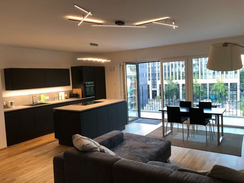 Location: The new apartment (built-in 2020) is located in the heart of Frankfurt, just one parallel street away from the River Main and a few minutes walking distance from the central station (5min) and the city center (10min). Property description: ...