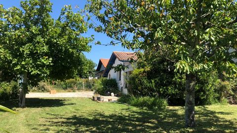 Blancpignon area, on the edge of the Pignada forest and in absolute calm, house from the 60s of 140 m2 to renovate opening onto a garden of 1411 m2. The house consists of an entrance, a living room, a dining room and a kitchen opening onto a large we...