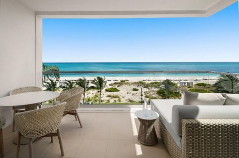 Goditi questo condominio d'angolo con 3 camere da letto recentemente ristrutturato con vista sulla splendida spiaggia di Grace Bay. Questo lussuoso condominio sulla spiaggia di Wymara vanta tre unità in affitto separate con ampie zone giorno, ampie f...