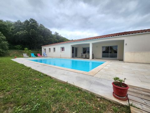 Venez découvrir, sur les hauteurs de Saint-Sériès, à proximité direct de l'entrée d'autoroute et à moins de 20 minutes de Montpellier, de Nîmes et des plages, cette magnifique villa. Elle propose, sur un terrain arboré de plus de 1.000 m2 ; une habit...