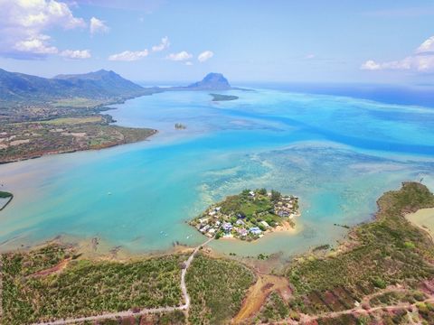 Nestenn bietet dieses moderne und luxuriöse Apartment mit 3 Schlafzimmern am Meer R+2 PLAN KEINE AGENTURGEBÜHREN. R+2 REGIME. ZUGÄNGLICH FÜR AUSLÄNDER. AUFENTHALTSERLAUBNIS BEI ERWERB. Im ersten Stock verfügt dieses einzigartige 158 m² große Apartmen...