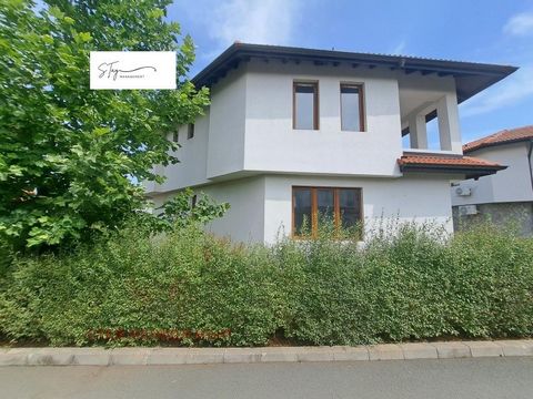 Stay Management biedt een huis met twee verdiepingen te koop aan in het Floral Meadows-complex, Davalii-gebied, Sofia. Kableshkovo, gemeente Pomorie, regio Boergas. Het wordt verkocht in de staat die te zien is op de foto's bij de advertentie. Villa ...