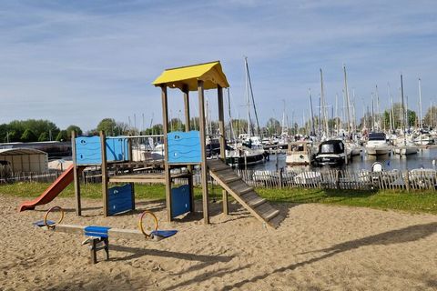 Ces jolis bungalows sur l'eau se trouvent au parc de vacances Waterlodges Naarden, situé dans la marina (1 200 places) de Naarden, dans le Naarderbos. Une base idéale pour explorer les environs. Le petit centre de la ville fortifiée de Naarden se tro...