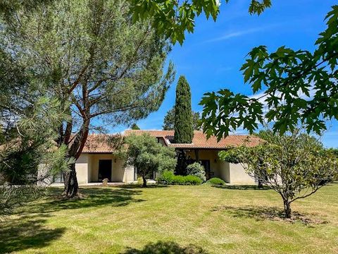 Shall we bet that you also fall for this house with its 5 bedrooms, office, several terraces and an attached carport ? Rarely have we come across a house with such a logical and well thought-out layout. A home that exudes comfort, space and cosiness ...