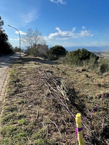 LLOTE02 Lloret de Mar, terrain ; Une opportunité unique se présente sous la forme d un terrain de 893 mètres carrés dans la belle ville côtière de Lloret de Mar. Ce terrain est une toile vierge prête à donner vie à vos rêves de construire la maison d...