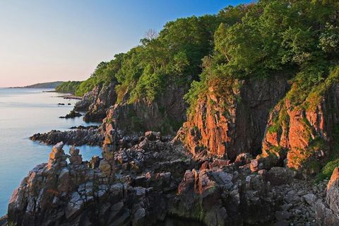 Ferienwohnungen auf Bornholm nur 10 Minuten vom Hafen und 5 Minuten vom Strand entfernt. Ausgangspunkt für Familienausflüge zu Helligdomsklipperne, Paradisbakkerne und Christiansø. Sehen Sie das Video auf YouTube. Danland Gudhjem Im Ferienpark Gudhje...