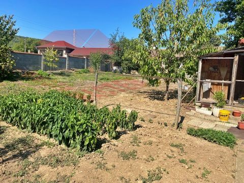 IMOTI 'NASTEV' propose à la vente une maison en briques située sur deux rues dans le village de Dragoevo. La maison se compose de deux étages dont le premier est une pièce, un hall d’entrée pouvant être séparé comme une cuisine, une entrée au sous-so...