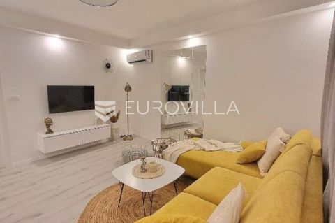 We present a beautiful, recently renovated apartment in the heart of Pula, which offers a real oasis of comfort and practicality. Located on the high ground floor, with only one other apartment above, it offers an extraordinary sense of connection wi...