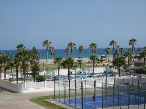 Schöne Wohnung in der luxuriösen Wohnanlage Mirador de Playa Serena, in der 1. Strandlinie gelegen. Sie liegt im 2. Stock und bietet Meerblick, verfügt über ein geräumiges und helles Wohn-Esszimmer, das Zugang zu einer sonnigen Terrasse von fast 15 m...