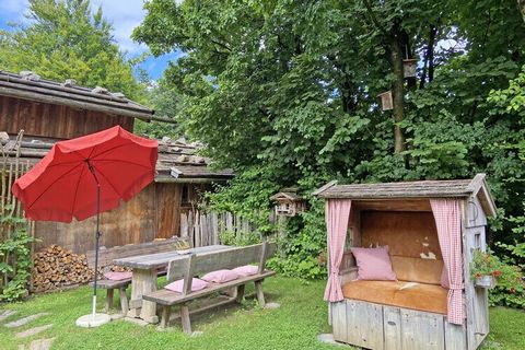 The south-facing cabin with a view of the mountains is located in the beautiful Ruperti- winkel/Traunstein district on our adventure farm right on the edge of the forest. It has 60 square meters and up to seven overnight accommodations and an additio...