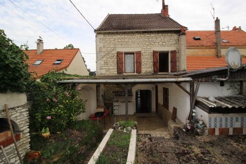 A VENDRE EN EXCLUSIVITÉ A CHÂTELLERAULT SECTEUR EST . Maison de ville avec terrain , garage , et avec un potentiel intéressant pour un premier achat ou un investisseur . Ce bien est très bien placé , proche de toutes commodités , Commerces notamment ...