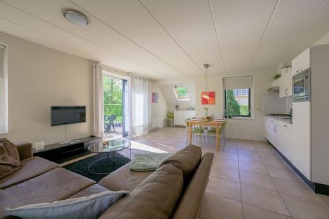 Deze ruime bungalow is geschikt voor 6 personen en ligt op een kleinschalig rustig park bij Sondel. De ruime woonkamer heeft een comfortabele zithoek en de open keuken is van alle gemakken voorzien. Op de begane grond is een 2-persoons slaapkamer en ...