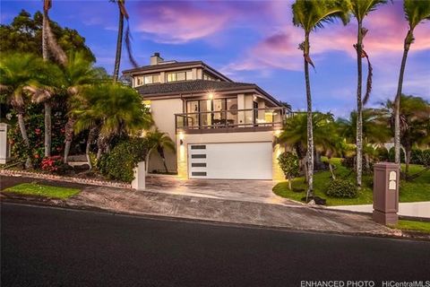 Willkommen auf Hawaii Loa Ridge. Eine private Wohnanlage mit Blick auf den wunderschönen Pazifischen Ozean. Diese atemberaubende Residenz mit 4 Schlafzimmern und 3,5 Bädern bietet einen unvergleichlichen Meerblick und befindet sich in einem der begeh...