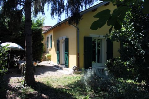 NOUVEAU - Pour démarrer cette rentrée en beauté voici le bien que vous attendiez - Vous allez bénéficier d'un environnement clos et arboré et en plus au calme que du bonheur ! La maison dispose d'une Cuisine équipée ouverte sur le Séjour-Salon avec t...