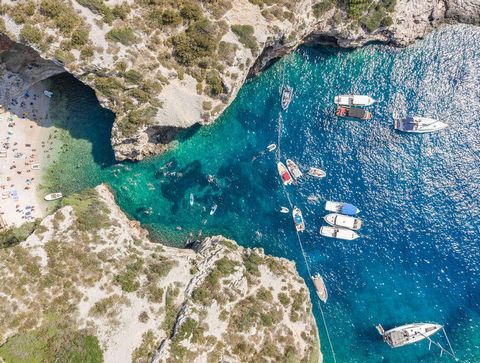 Une jolie villa avec piscine située dans un bel emplacement sur le côté sud de l'une des plus belles îles de l'Adriatique - l'île de Vis - à seulement 150 mètres de la mer en position surélevée avec vue panoramique sur la mer ! Ses criques romantique...