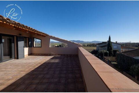 Welcome to this captivating house located in Far D’Empordà. This beautiful village house, meticulously rehabilitated with high-quality materials, blending rustic charm with modern touches, is a unique opportunity. Its strategic location, just 5 minut...