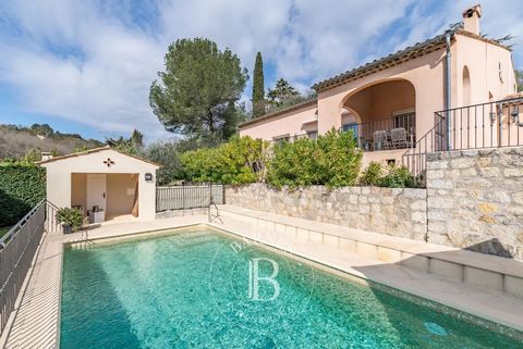 Co Exclusive - Magnificent charming villa located in a peaceful residential area, nestled on the outskirts of the picturesque village of Le Rouret, in the hinterland of Cannes. This splendid property offers 4 spacious bedrooms and an independent stud...