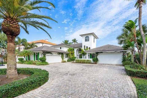 Bem-vindo ao oásis à beira-mar dos seus sonhos que traz a Ilha de Palm Beach a Júpiter! Desfrute do melhor estilo de vida à beira-mar com mais de 100 pés de frente para a água. Para os entusiastas de barcos, há um deslizamento de barco de 75 pés, doi...