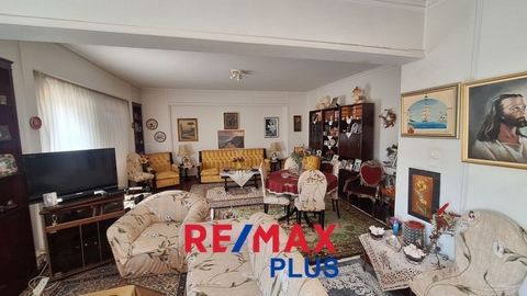 Kallithea, Wohnung Zum Verkauf, 118 m², Status der Immobilie: Moderat, Etage: 5., 2 Schlafzimmer 1 Küche(n), 1 Badezimmer, 1 WC, Heizung: Zentral - Erdgas, Aussicht: Panorama, Baujahr: 1975, Energieausweis: In Publikation, Bodenbelag: Holzböden + Fli...