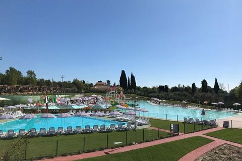 Un paraíso familiar con desayuno incluido: ¡Bienvenido al Sisan Family Resort! Luminosos y modernos apartamentos de 3 habitaciones en medio de una zona verde, cerca del lago de Garda. Todos los apartamentos están rodeados por un jardín verde y florid...