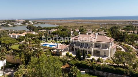 Denna magnifika villa med elva sovrum ligger i den prestigefyllda semesterorten Quinta do Lago och erbjuder fantastisk utsikt över havet och naturparken Ria Formosa. Den imponerande kullerstensentrén och den förtrollande fontänen ger en speciell touc...