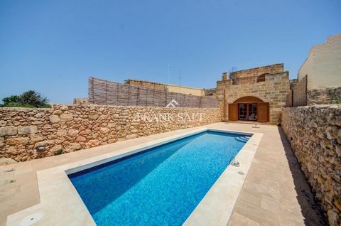 Une maison très spacieuse bénéficiant d’un grand espace extérieur avec piscine et jardin avec vue sur la campagne. Situé dans un quartier UCA, cet établissement se trouve à quelques pas de la charmante place animée avec tous ses cafés, bars et restau...