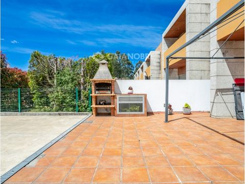 Moradia em Canelas. Próxima do centro, Escolas e hipermercados. Sala ampla com lareira e saída para o terraço e jardim. Cozinha completamente equipada. 3 quartos com roupeiros. 4 casas de banho (1 suíte). Aquecimento central. Estores elétricos. Garag...