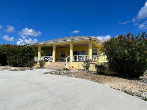 Das Bonefish Cottage ist eine fantastische Investitionsmöglichkeit auf dem Bergrücken in der Rainbow Bay, Eleuthera Bahamas, und bietet einen atemberaubenden Meerblick auf beide Seiten der Insel. Genießen Sie jeden Morgen atemberaubende Sonnenaufgäng...